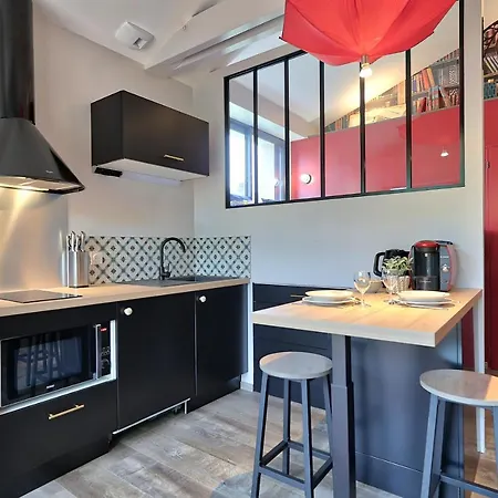 Casa de hóspedes Maisonnette Avec Terrasse Et Parking - Madeleine, Il Etait Fois 3*