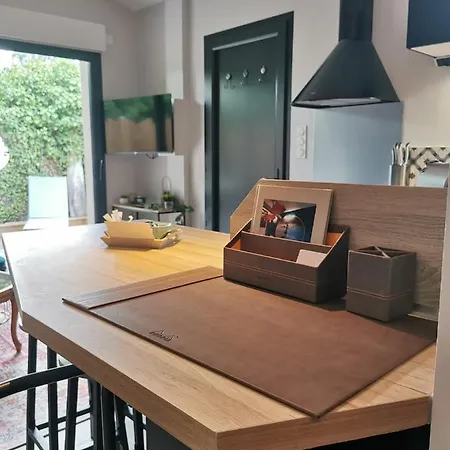 Maisonnette Avec Terrasse Et Parking - Madeleine, Il Etait Fois 3*